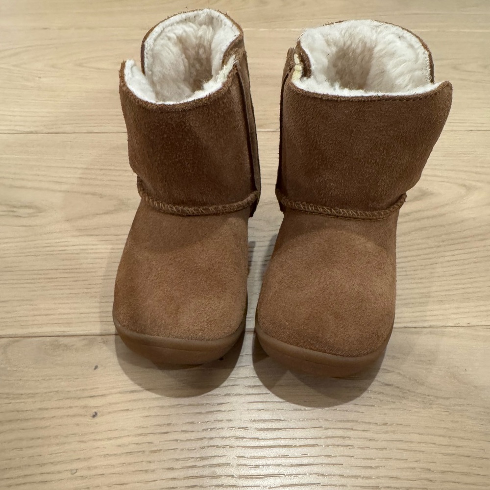 UGGS kids Keelan Brown Suede Boots with White Lining size 5 toddler NWOT